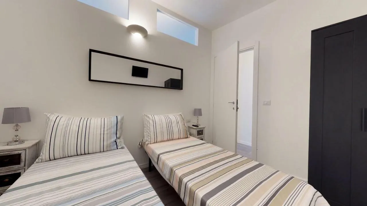 Luxury 2 Bedrooms Apartment Milán 0*,  Italia